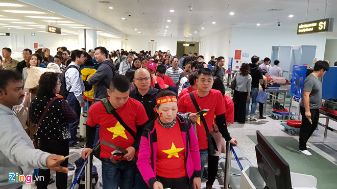 Cổ động viên đồng phục cờ Tổ quốc sang Trung Quốc cổ vũ U23 Việt Nam